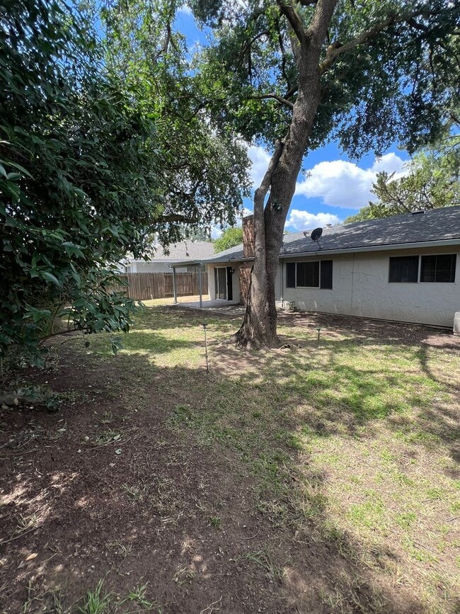 Building Photo - Darling 3 Bedroom House!!