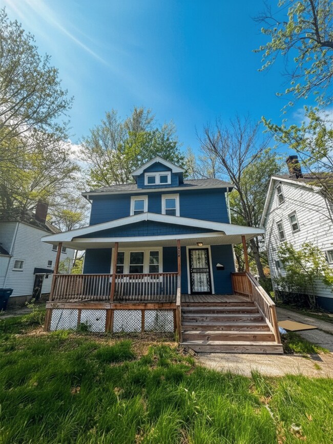 Building Photo - Gorgeous 4 bd, 1.5 bth Cleveland Heights Stunner!