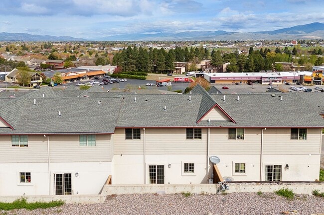 Building Photo - Spacious Sun-filled 3 bed 2.5 Bath Townhouse