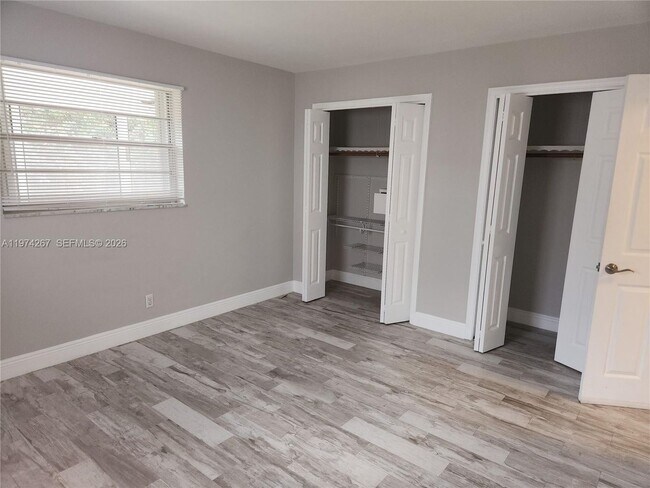 Building Photo - 107 18th Ave S