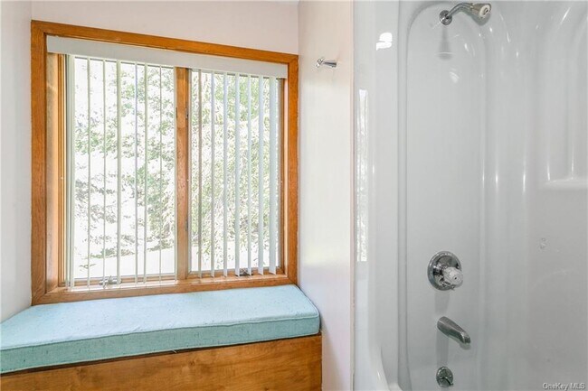 Building Photo - 61 Oak Hollow