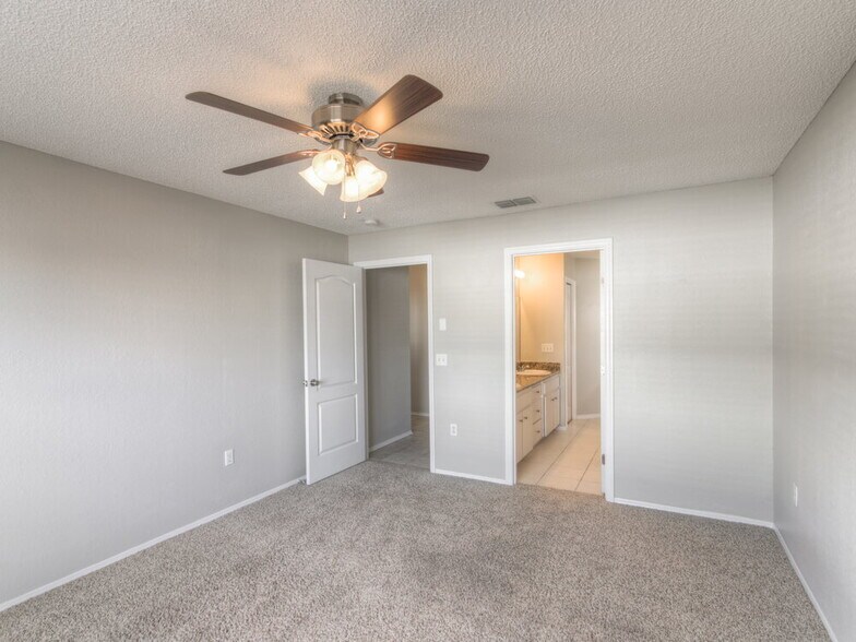 Building Photo - 5002 Quercus Loop