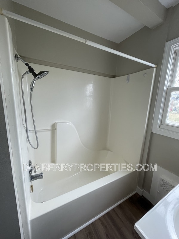 Building Photo - 220 N Main St