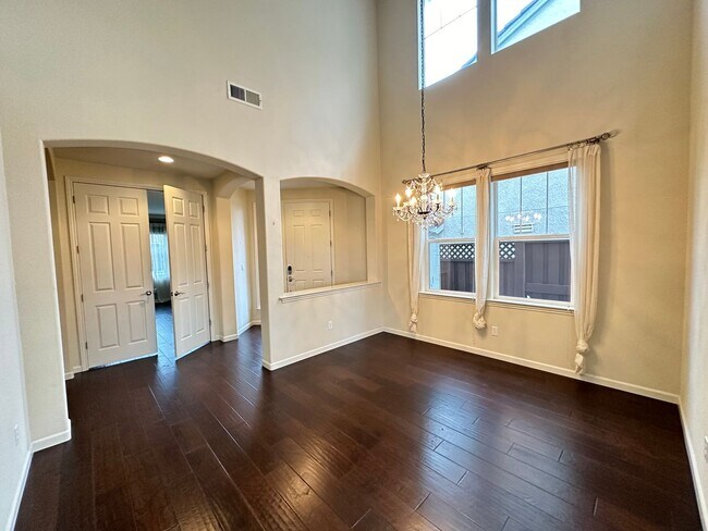 Building Photo - Large 4 Bedroom House in Hiddenbrook Commu...