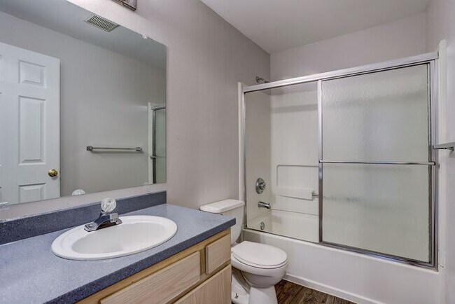 Building Photo - INCREDIBLE 2-bed/1.5bath Town House! Get i...