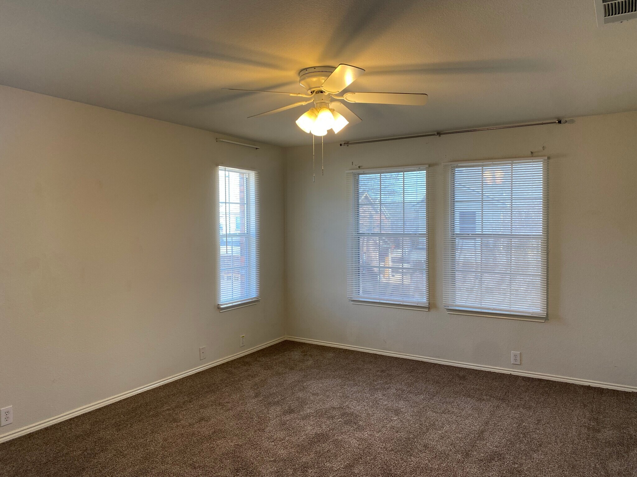 Primary bedroom - 2725 Hyde Park Dr