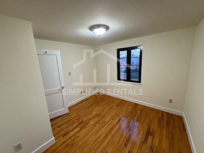Building Photo - 2 Bedrooms 1 bathroom Unit available in Wa...