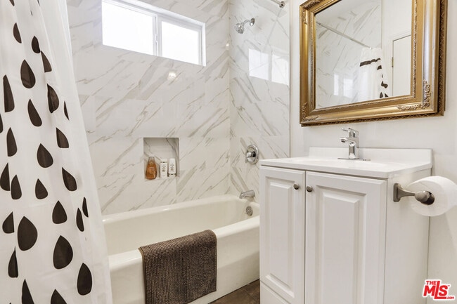 Building Photo - 838 N Sycamore Ave