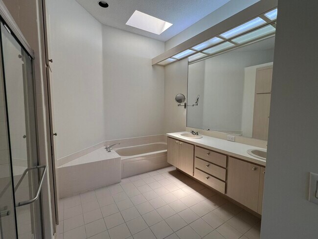 Building Photo - 244 Hampton Pl