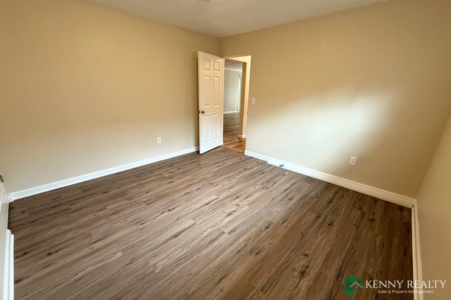 Building Photo - Remodeled 2 Bedroom Duplex with Private Ba...