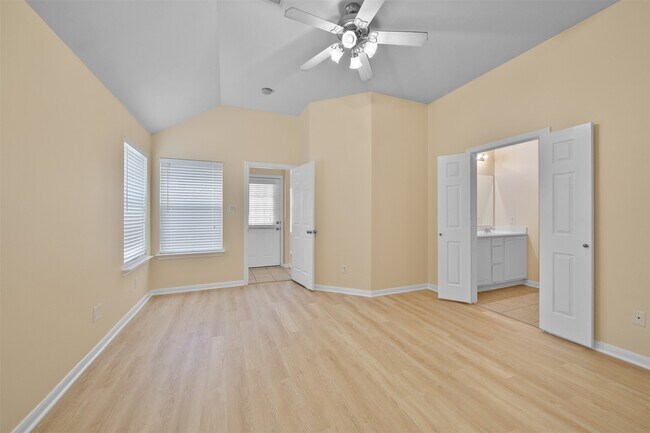 Building Photo - 12119 Lakewood Villa Dr