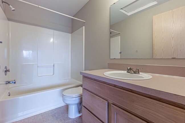 Building Photo - Wonderful Townhome in Browns Point with VI...