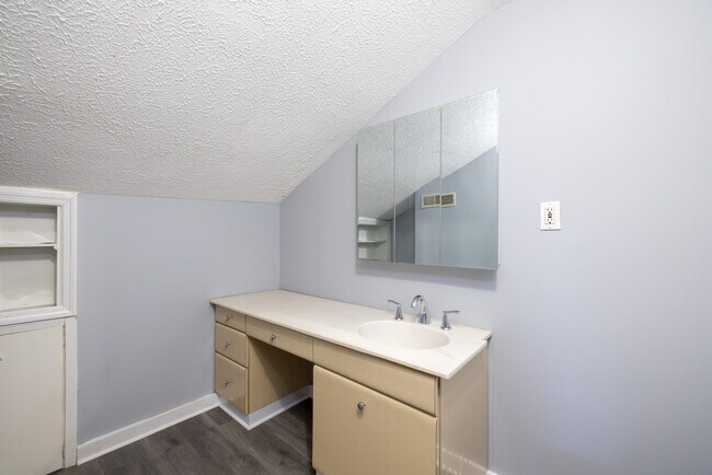 Building Photo - 1220 Manitau Ave