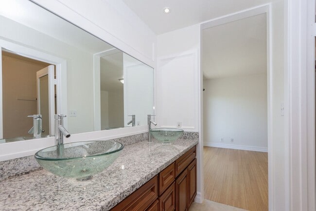 Building Photo - 3 Bed / 2.5 Bath light and spacious townho...