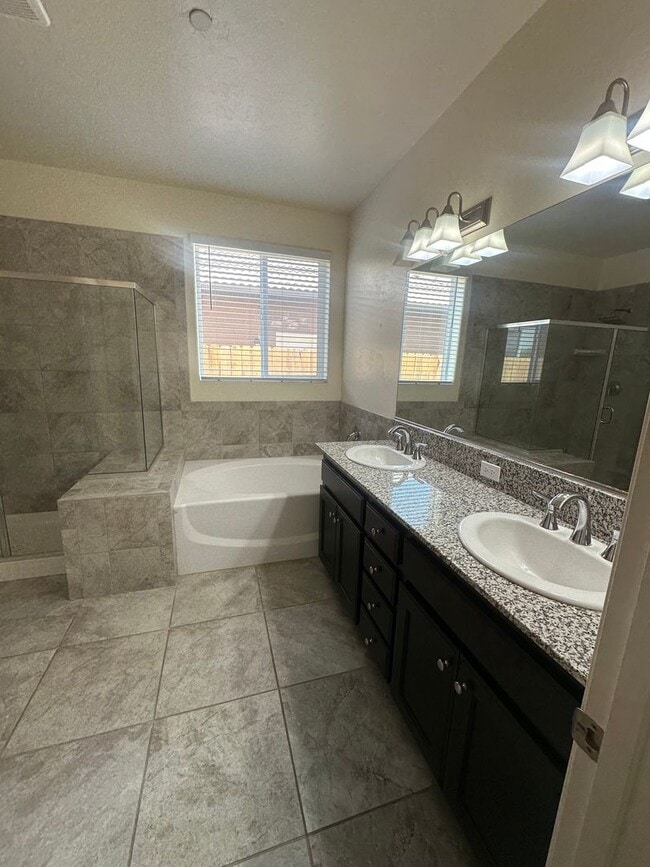 Building Photo - Nearly New 4 bedroom 2.5 bathroom