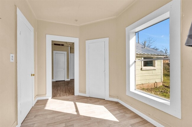 Building Photo - 203 W Powell St