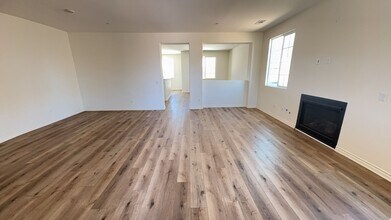 Building Photo - 3 BEDROOM VICTORVILLE HOME