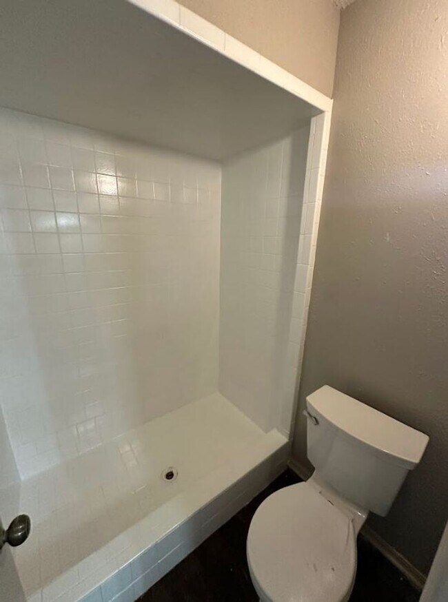 Building Photo - 4 Bed 2 Bath Available!