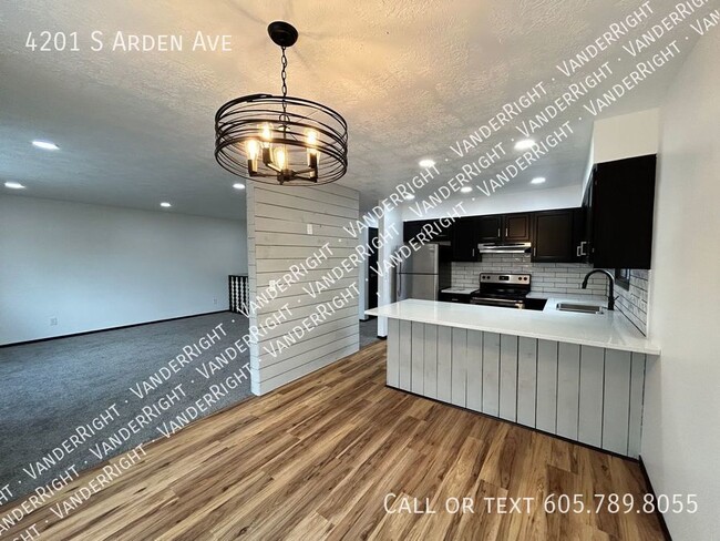 Primary Photo - 4201 S Arden Ave