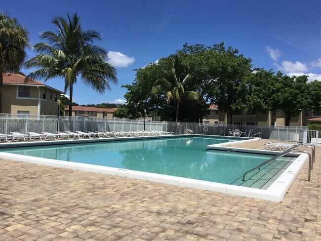 Building Photo - 9927 Twin Lakes Dr