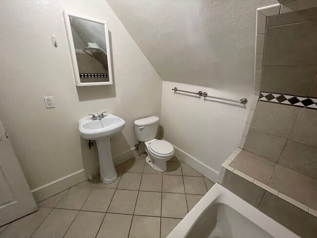 Building Photo - 1229 12th St