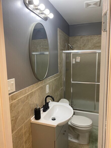 Building Photo - 825 Forest Lake Dr S