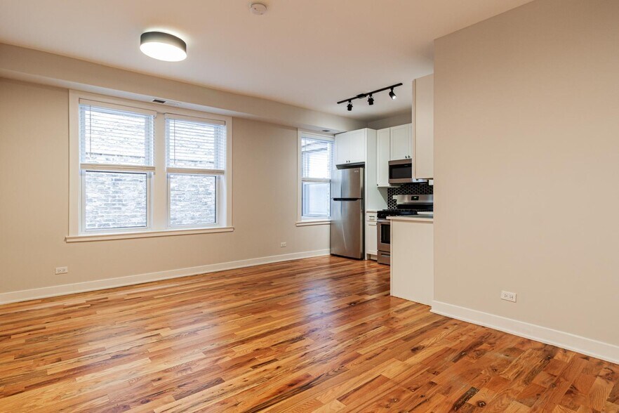 Building Photo - 656 W Wrightwood Ave