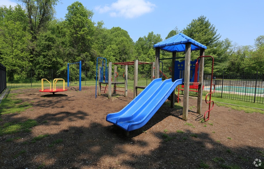 Building Photo - Woods at Addison