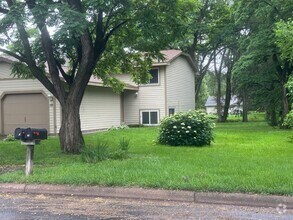 Building Photo - Huge Yard! 2 bd 1 ba 1 car garage plus par...
