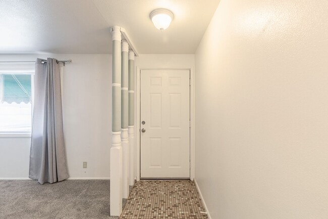 Building Photo - 2 Bedroom 1 Bathroom Unit Available Near BSU