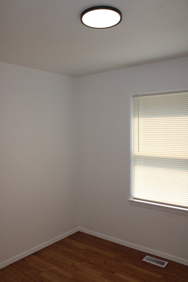 Building Photo - 4bed 2 full bath in Independence off Truma...