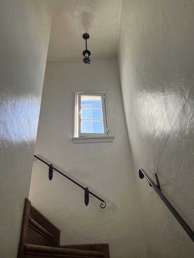 High ceiling entry way with character lighting - 1614 Cimarron St