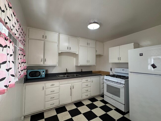 Building Photo - 1039 Princeton Dr NE