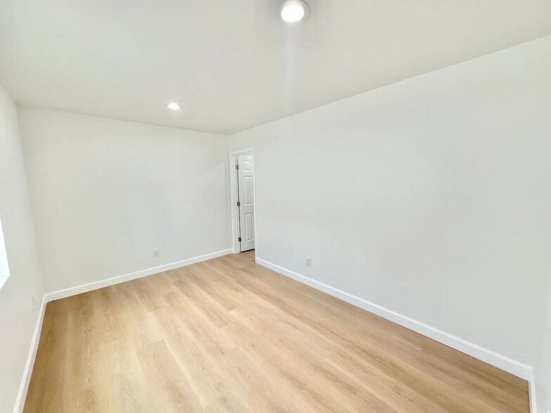 Building Photo - 10720 1/2 Charnock Rd