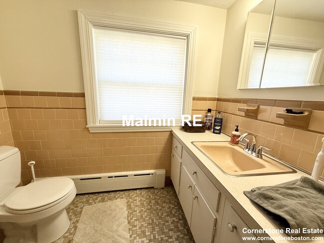 Building Photo - 920 E 4th St