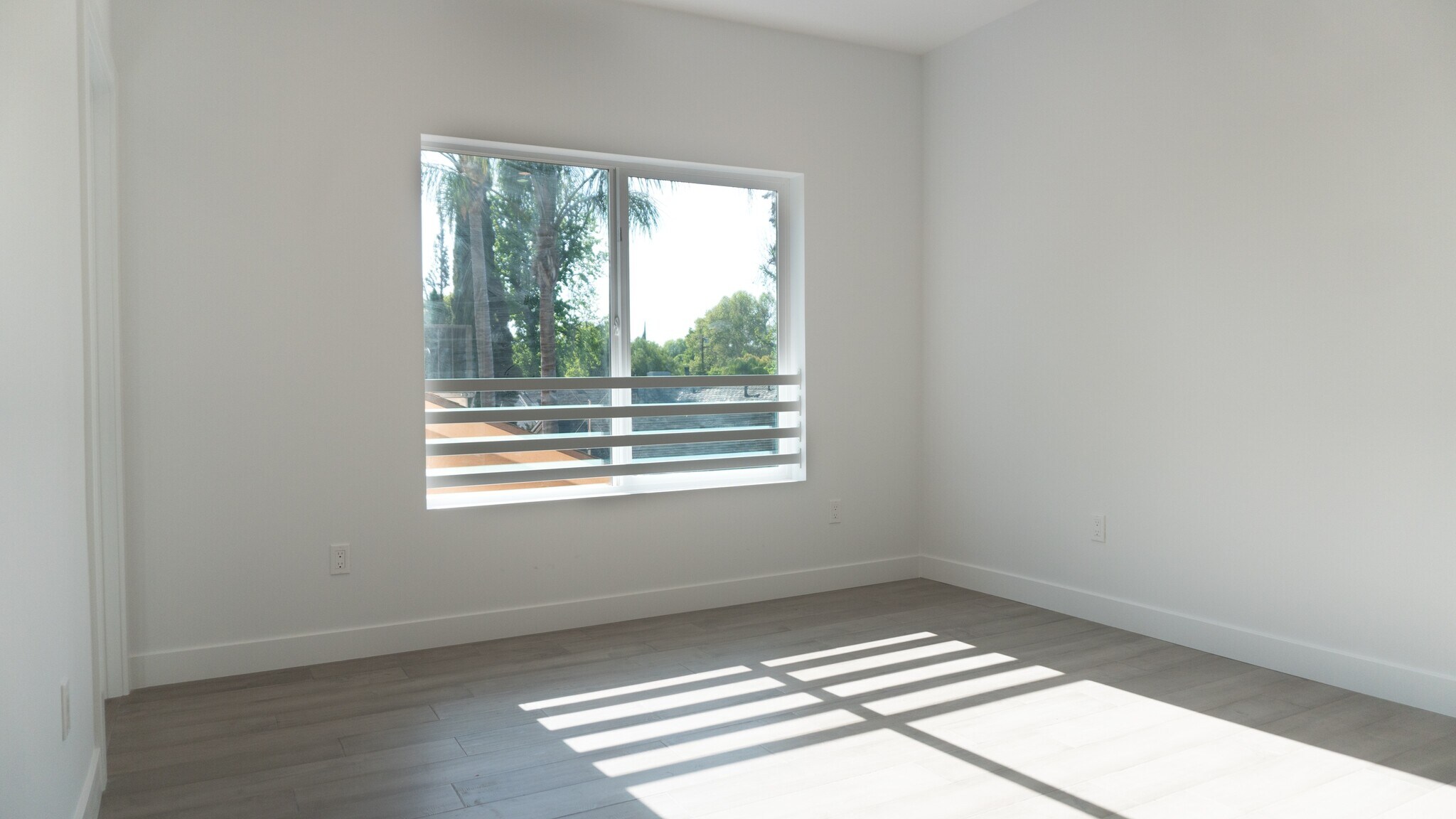 Building Photo - 6850 Encino Ave