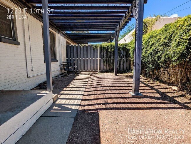 Building Photo - Pre-Lease!! Spacious 2 bed/1 bath Universi...