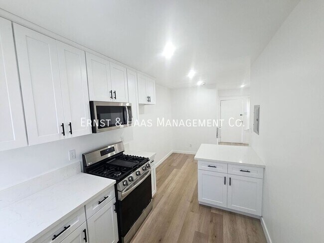 Building Photo - 1306 E Hellman St