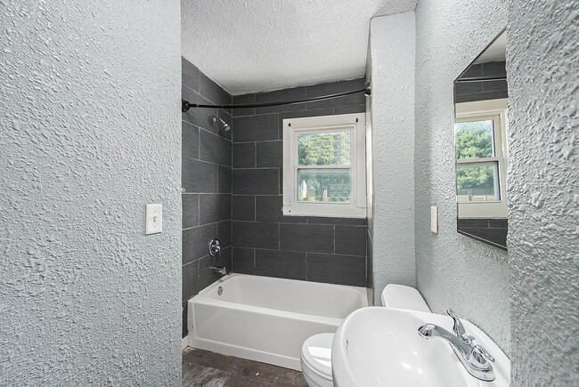 Building Photo - Charming 2-Story Home on Corner Lot in Ray...