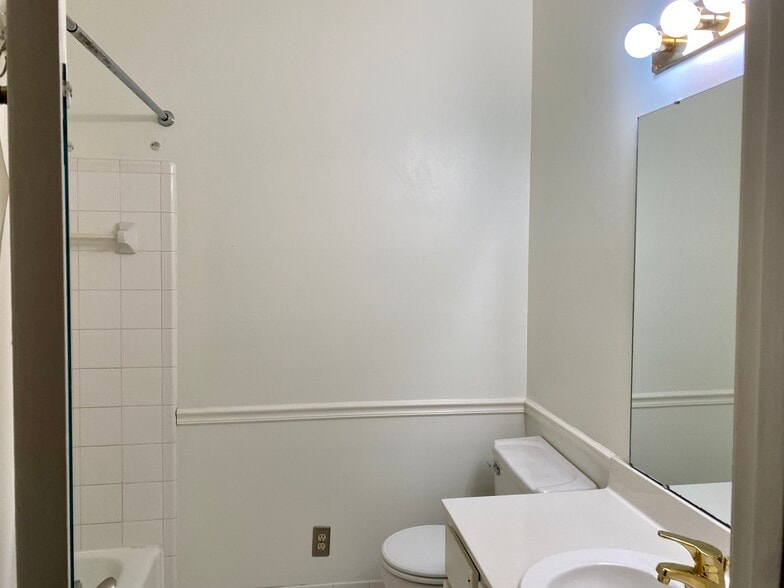 bathroom - 514 Sloan Rd
