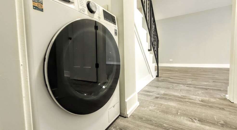 Building Photo - 456 W Barry Ave