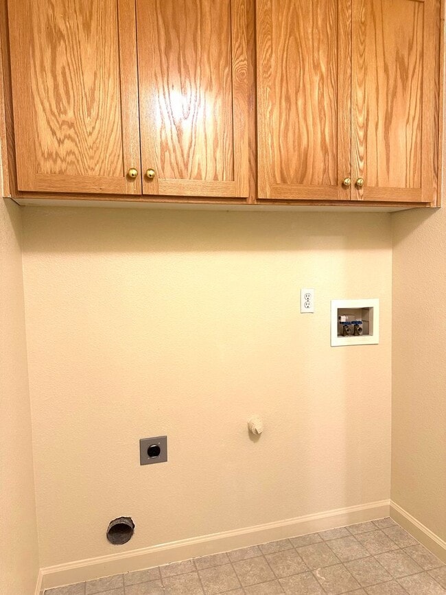 Building Photo - Beautiful charming single story home