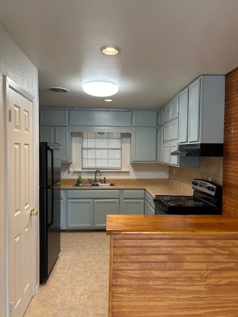 Building Photo - 709 S 11th St