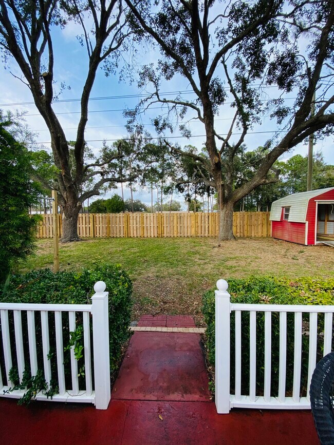 Building Photo - 1417 Dexter Dr N