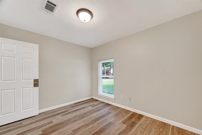 Building Photo - 25503 Foxbriar Ln