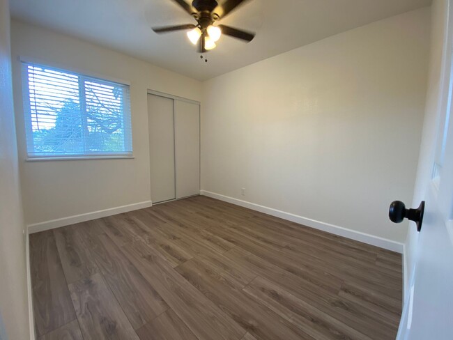 Building Photo - Tastefully Renovated Townhouse Available t...