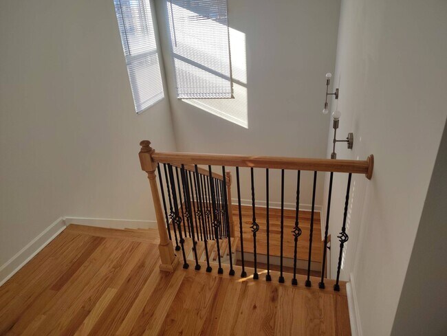 Building Photo - 944 33rd Ave N