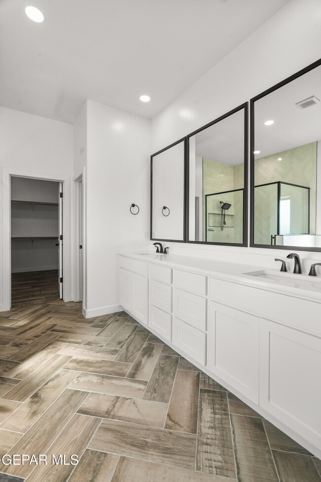 Building Photo - 874 Harpendem Dr