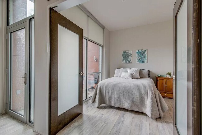 Building Photo - 1 Bed/1 Bath Condo at 5th and Main, Assigned Parking, Washer/Dryer/Covered Balcony