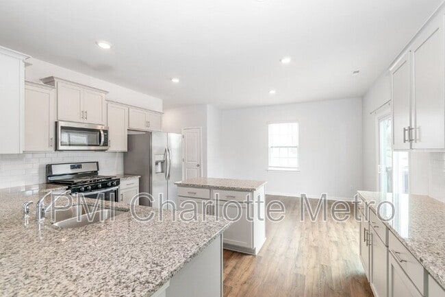 Building Photo - 8019 Rowling Dr